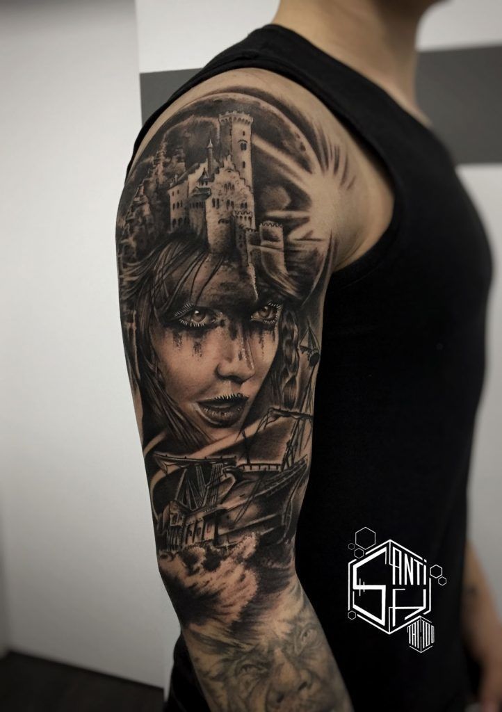 Tatuaje Surrealista en blanco y negro de mujer pirata con barco y castillo en el brazo. Tatuaje Realistas & Surrealismo de Santi H en Madrid