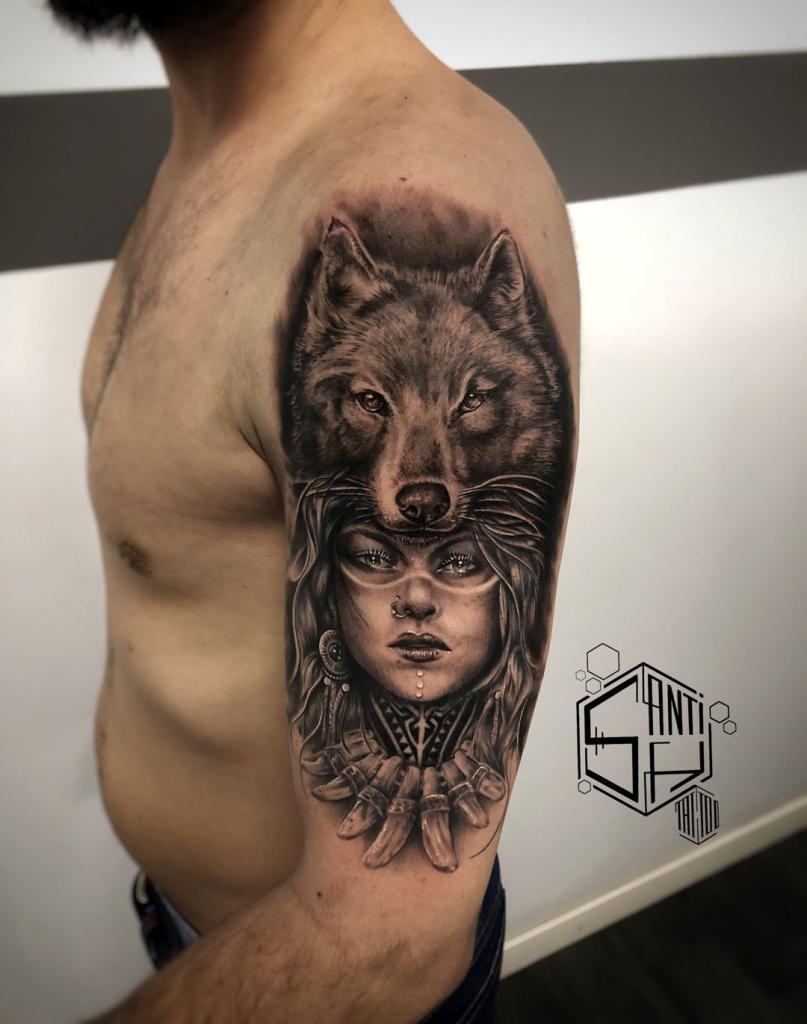 Tatuaje Surrealista en blanco y negro de mujer guerrera con lobo en cabeza en el brazo. Tatuaje Realistas & Surrealismo de Santi H en Madrid