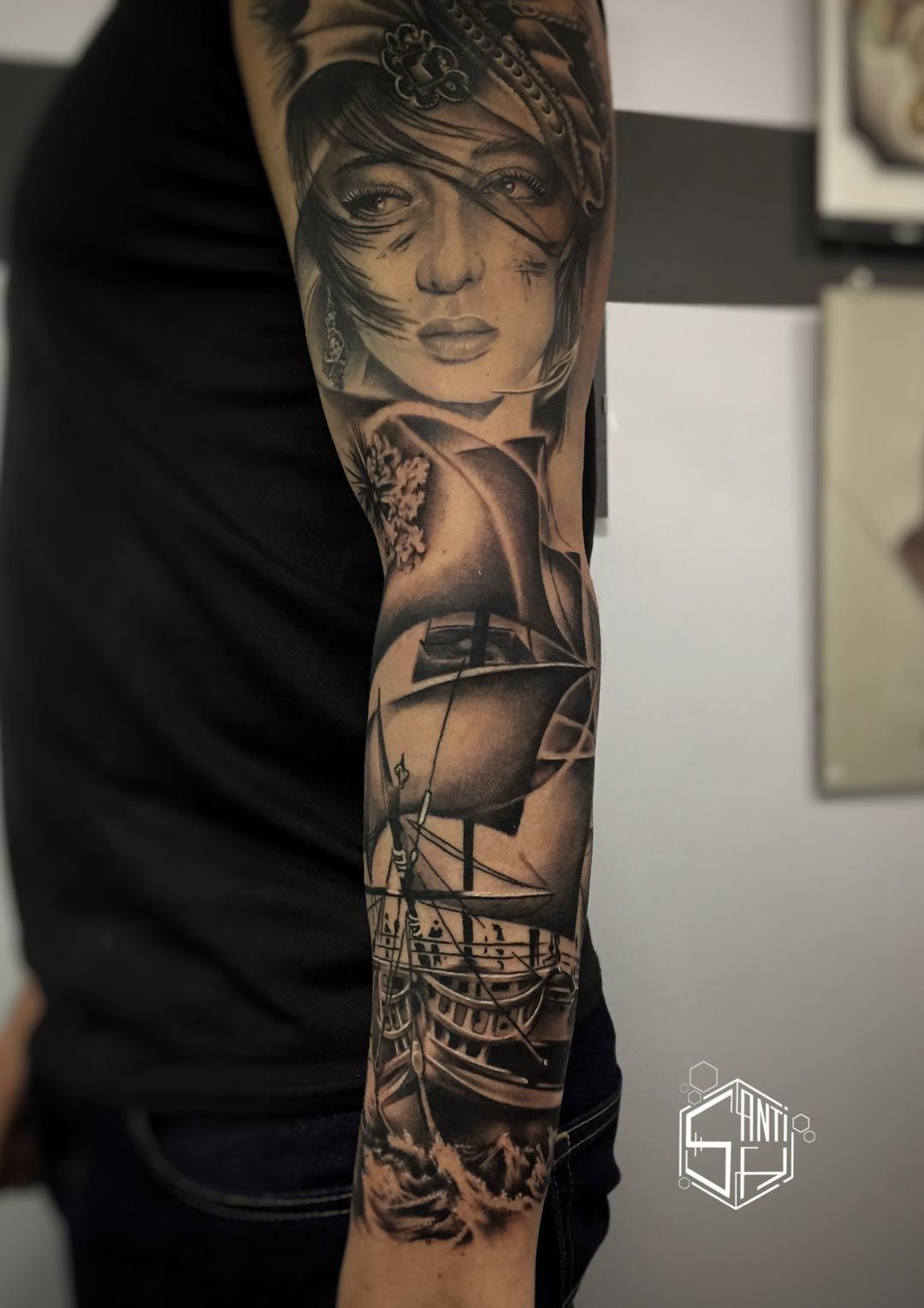 Tatuaje Realista de pirata en barco realizado en blancos y negros sobre el brazo completo. Tatuajes Realistas & New School de Santi H en Madrid