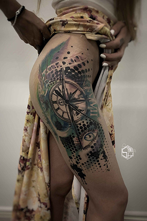Mejor-estudio-de-tatuajes-en-Madrid-Tatuaje-estilo-Trash-polka-Tattoo-en-pierna-tatuaje-para-mujer-tatuaje-de-brujula-tatuaje-grande-tatuaje-de-calidad-mejores-tatuador