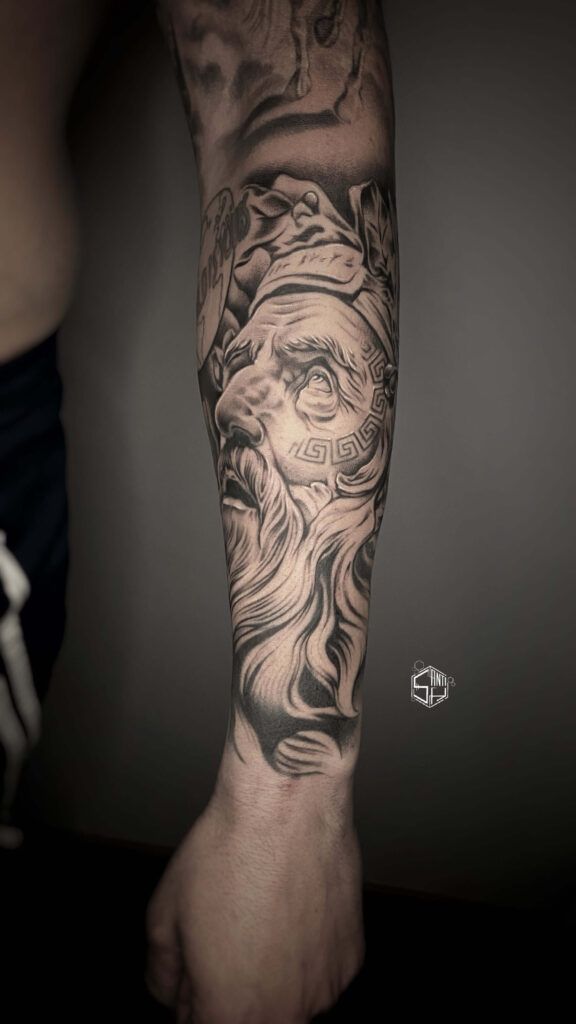 Mejores-Tatuajes-de-Realismo-tatuaje-de-dios-griego-Tattoo-Studio-Tatuaje-Realista-Tattoo-en-antebrazo-Tatuaje-para-hombre-tatuaje-grande