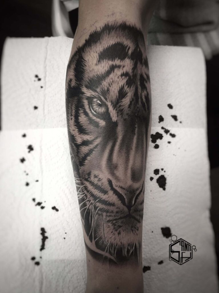 Mejores-Tatuajes-de-Realismo-tatuaje-de-tigre-Tattoo-Studio-Tatuaje-Realista-Tattoo-en-antebrazo-tatuaje-para-hombre-tatuaje-grande