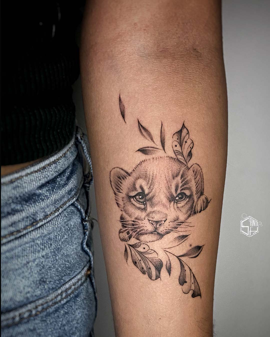 Tatuajes microrealismo cachorro de león - Santi H