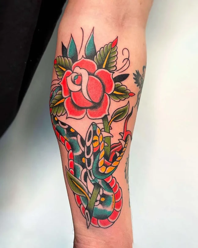 tatuaje-tradicional-flor-serpiente-tomas-tinta-inksweettattoo